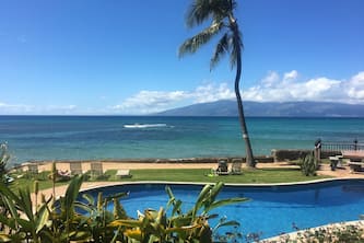 Ocean/Beach Front/Air Conditioned. Watch the whales from your private lanai.