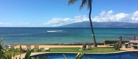 looking out over pool towards Lanai island