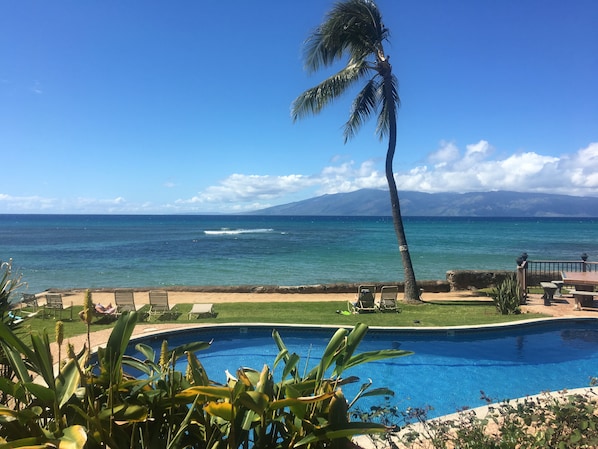 looking out over pool towards Lanai island