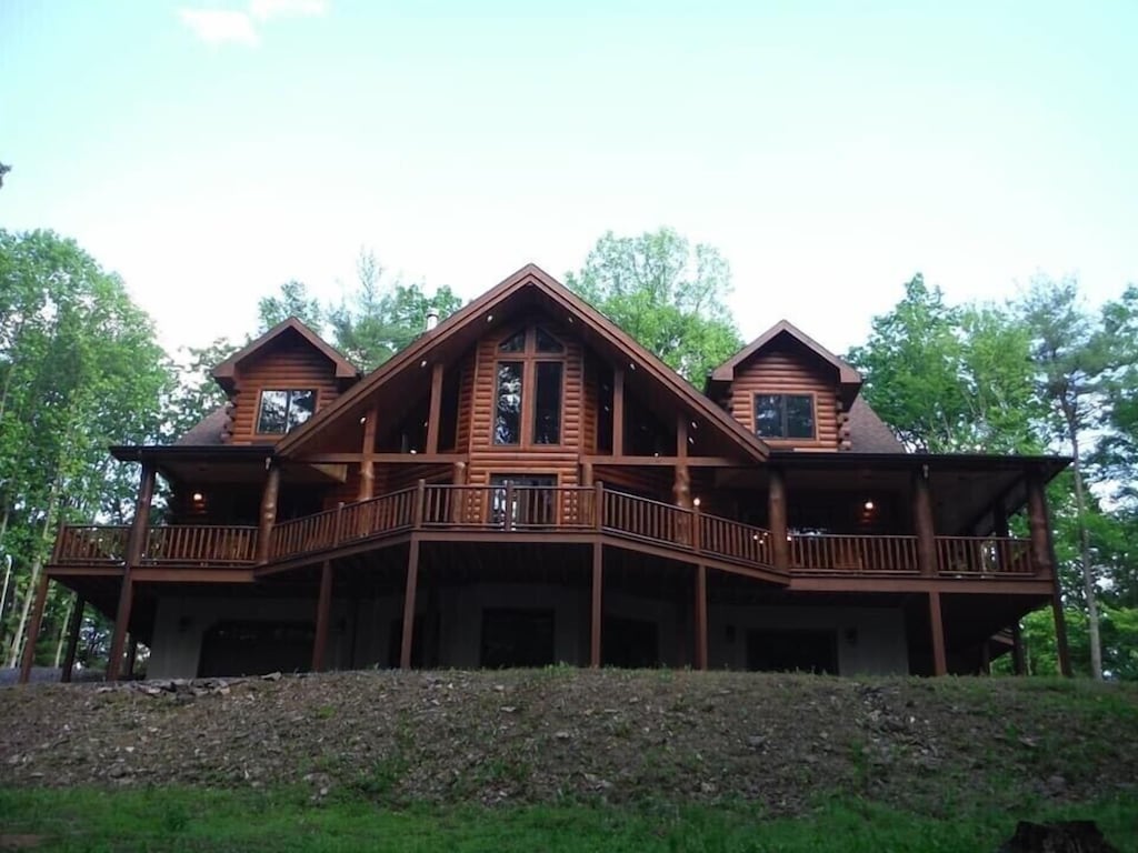 Luxury Log Cabin on private, 25 acre wooded lot minutes from Raystown