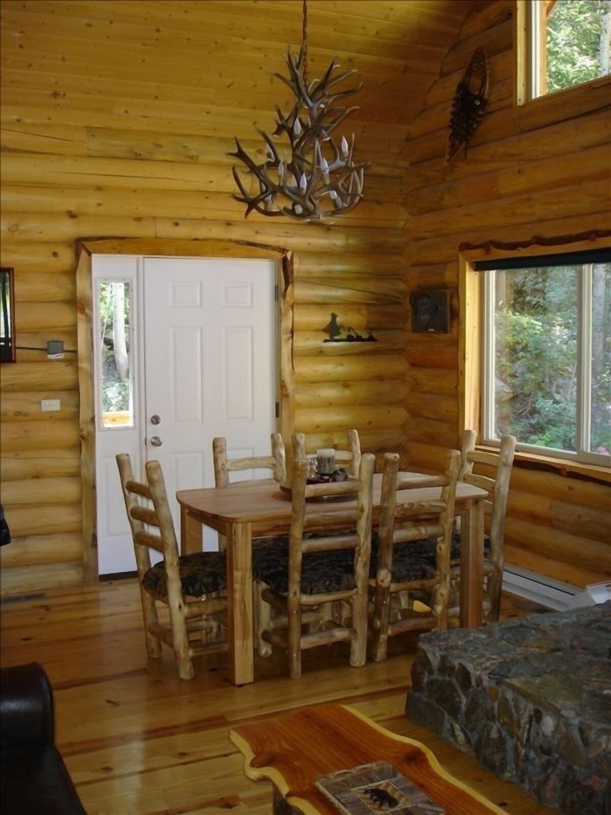 Arapaho Cliffs Log Cabin on Chicago Creek