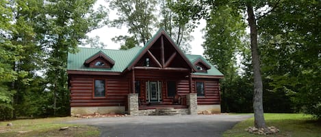 Welcome to Mountain Cove Hideaway located just 3.5 miles to the Parkway