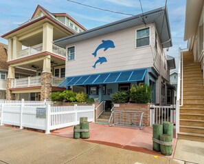 829 St James Pl 1st @ 6 ppl  and 2nd floor 7 ppl available together or seperatly