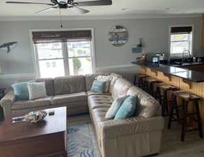 living/kitchen broad view
