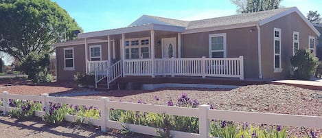 Kanab 2-bedroom 2-bath home, off-street parking, full kitchen, washer & dryer.