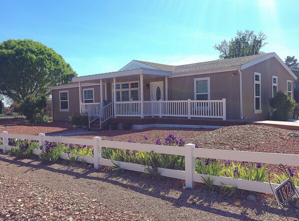 Kanab 2-bedroom 2-bath home, off-street parking, full kitchen, washer & dryer.