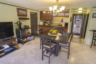 OCEAN/MOUNTAIN VIEWS -- STYLISH 2BR CONDO w/LANAI, A/C, POOL, WALK TO BEACH!