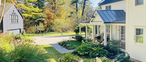 Front Entry & Driveway 