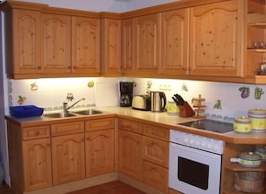 Fully equipped modern kitchen.