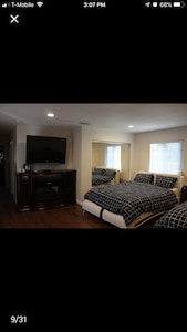 Master bedroom with direcTV & HS WiFi 12 mins -Disneyland&5 min-ChristCathedral 