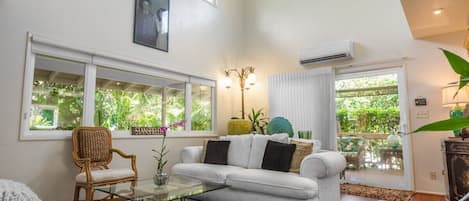 Not a musician? Not a problem! With comfortable seating, high ceilings, open space, and tropical views, the living room is the perfect area to lounge.
