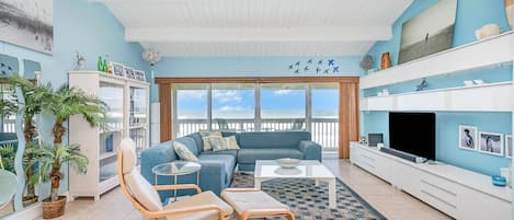 Living room with the perfect beach view