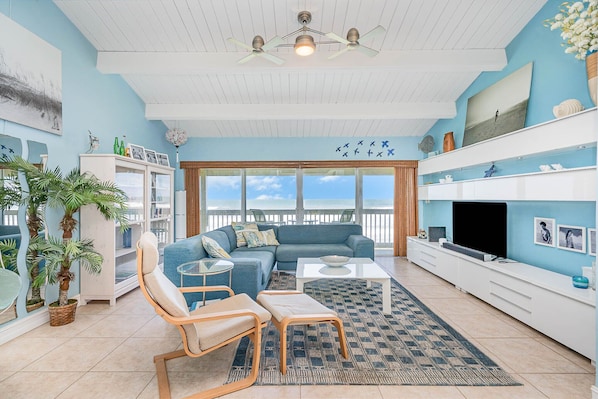 Living room with the perfect beach view