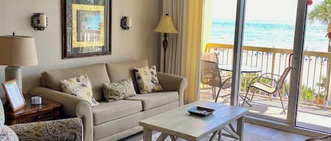 Large Oceanfront Livingroom with amazing view of the ocean 