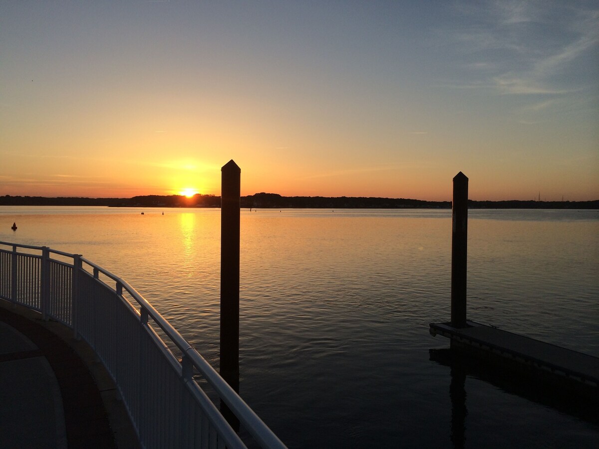 Spacious beach house 1.5 blocks to the beach on Silver Lake with spectacular lak