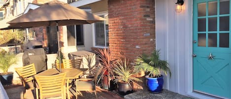 Starfish Cottage-Large, private front patio. Come relax and enjoy! 1Blk to Beach