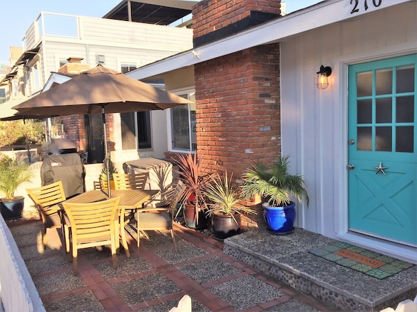 Starfish Cottage-Large, private front patio. Come relax and enjoy! 1Blk to Beach