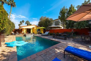Plenty of seating & lounging options 
