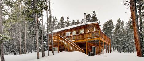 Gold Trail retreat is a great cabin in its winter wonderland mode.