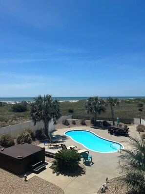 Large Heated Pool w/ Easy Entry, Dining Table & Lounge Chairs for 12, Lg Hot Tub