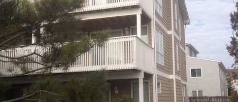 Corner townhouse unit located 100 steps to beach!