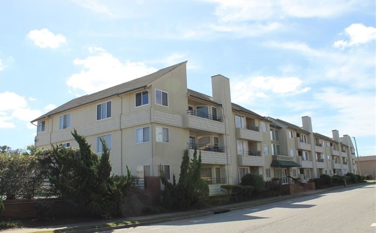 1.5 Blocks from the Beach & Boardwalk! Walking distance to restaurants & shops!