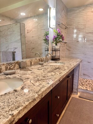 Master bath suite, newly remodeled 2–25, walk-in shower & granite, Sep commide