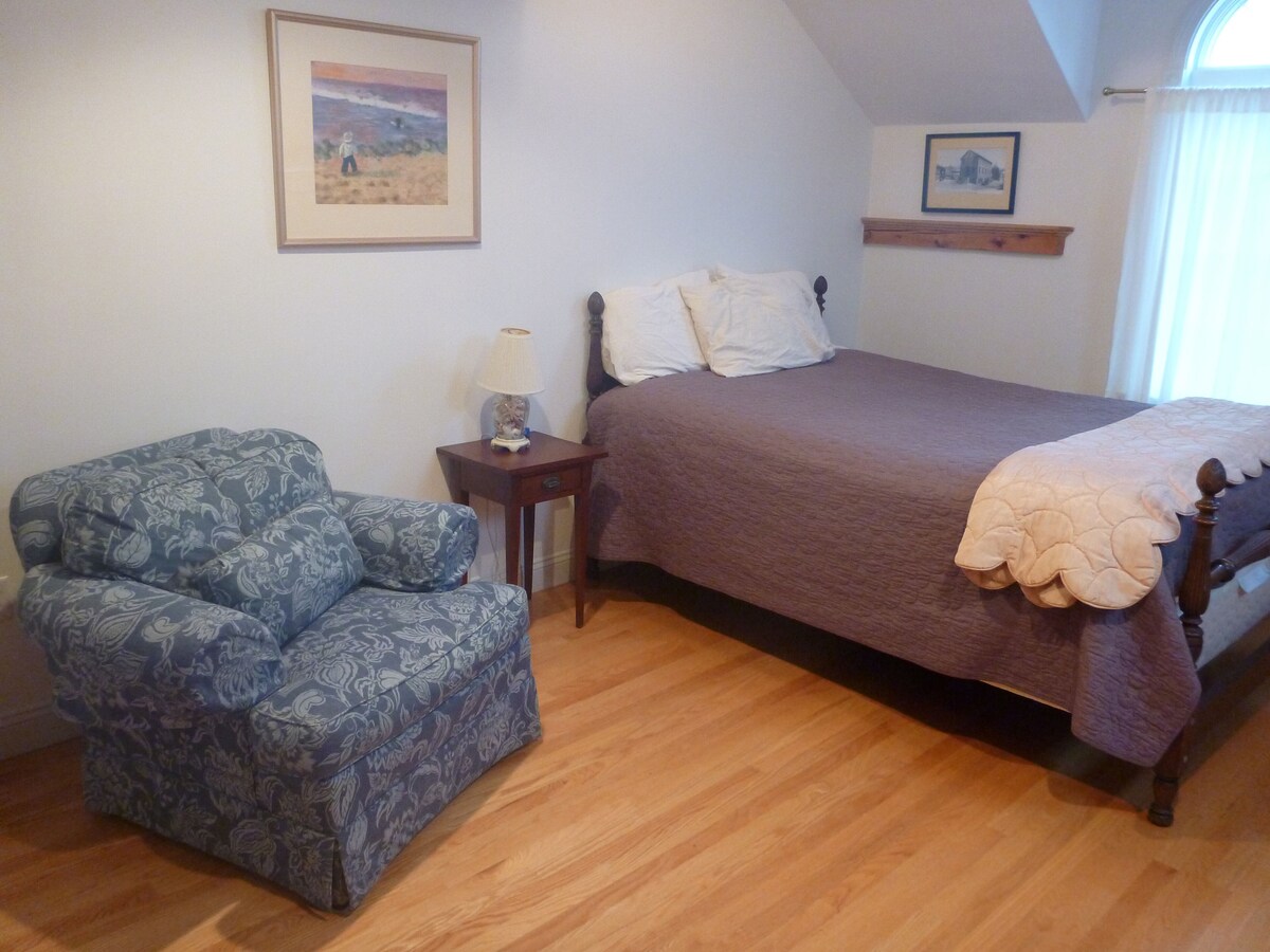 Spacious Marblehead Townhouse – Roof Deck with Panoramic Views