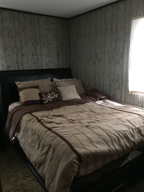 Upstairs bedroom - Queen bed