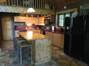 Large Fully equipped Kitchen with Large center island