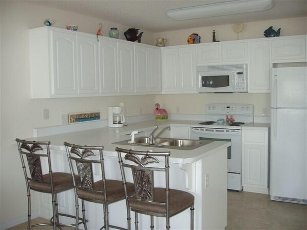 Kitchen with breakfast bar
