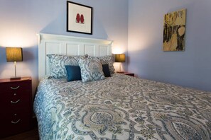 Bedroom 1 - queen size bed