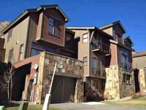 Gorgeous 3 story townhome! Walk to lifts