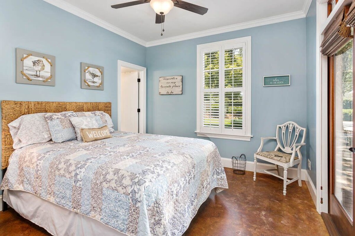 Pet Friendly! Private Getaway – Close to Village, Shopping & Restaurants!