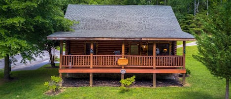 Pigeon Forge Cabin Rental - A Smoky Getaway - Covered Back Deck