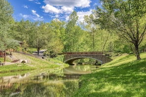 Wears Valley Cabin Rental - A Smoky Getaway - Smoky Mountain Ridge community bridge