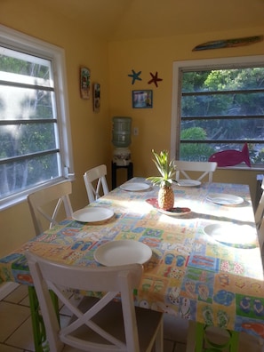 Dining area is right off the kitchen . Open floor plan Relaxed family beachhouse
