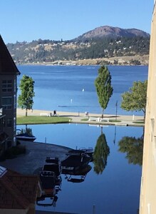 Modern 3 Bedroom Condo in Discovery Bay.  Close to downtown and Okanagan Lake!