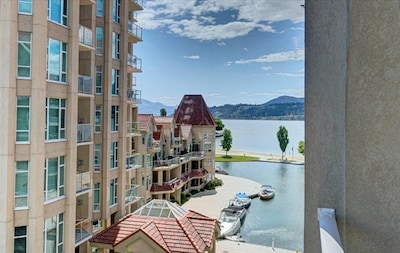 Modern 3 Bedroom Condo in Discovery Bay.  Close to downtown and Okanagan Lake!