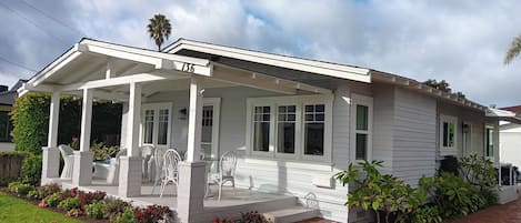 Ocean view cottage home with large patios on ocean side 2 minutes to Shaw's Cove