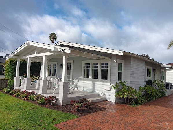 Ocean view cottage home with large patios on ocean side 2 minutes to Shaw's Cove