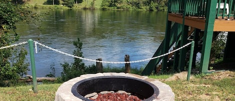 Bring on the Smores! Beautiful firepit overlooking the River.