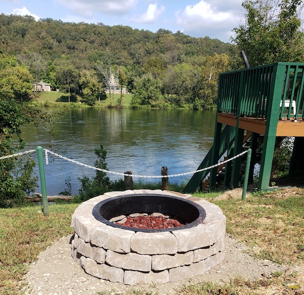 Bring on the Smores! Beautiful firepit overlooking the River.