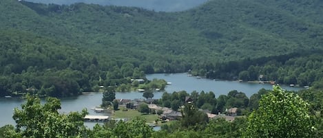 Beautiful year round view of Lake Chatuge and national forest. 1/2 mile to town.