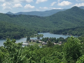 Beautiful year round view of Lake Chatuge and national forest. 1/2 mile to town.