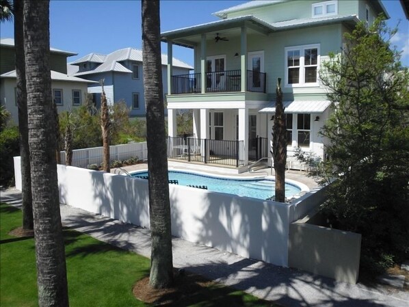 'Rest Ashore' 5/6 Bedroom's, 5.5 Baths Luxury Vacation rental with private pool.