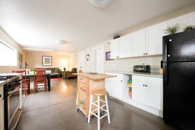 Modern 2BR  in Rockridge / Berkeley, Walkable to Shops, Dining, Grocers, BART