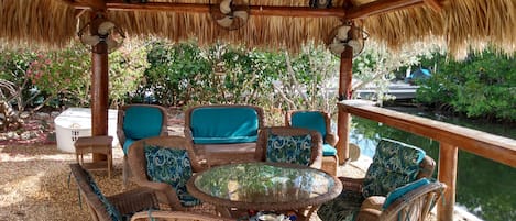 Large Tiki Hut/Flat screen TV/Stereo/fans/lights. Comfortable furniture. Privacy