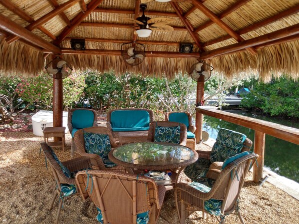 Large Tiki Hut/Flat screen TV/Stereo/fans/lights. Comfortable furniture. Privacy