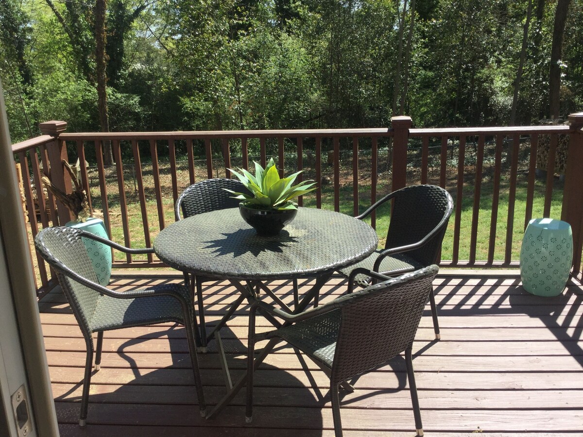 Comfy Cozy Bright Home in Heart of Roswell~Walk to Canton St~Pet Friendly!